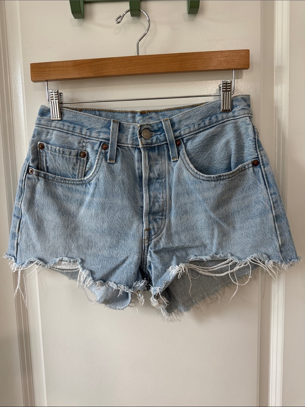 Levi 501 cut Off Jean 2.5” Shorts